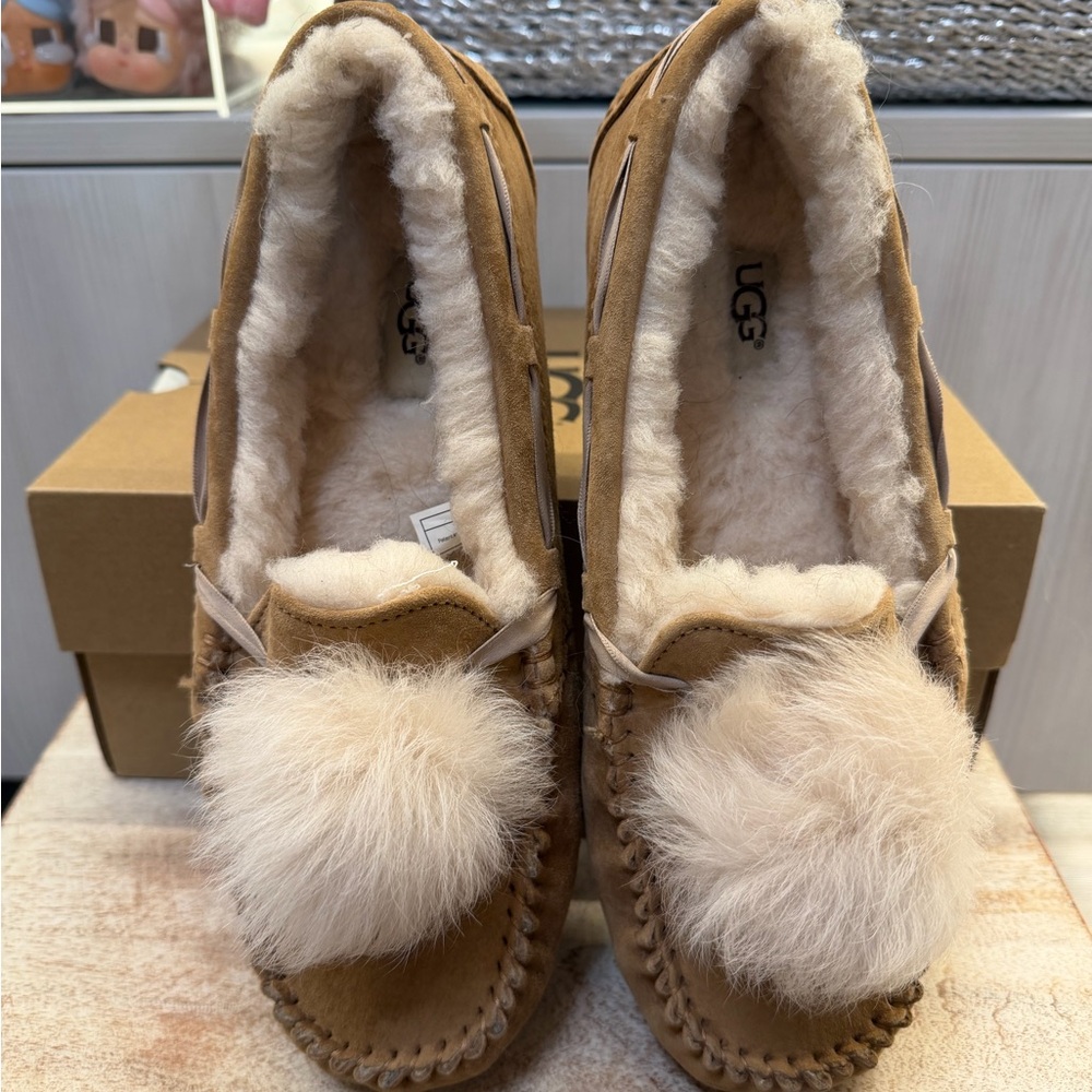 UGG Women's Dakota Pom Pom Chestnut